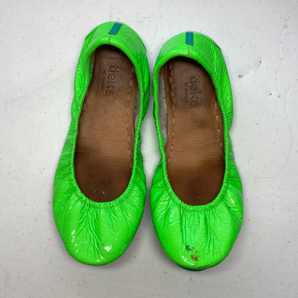 Neon green tieks, size 7